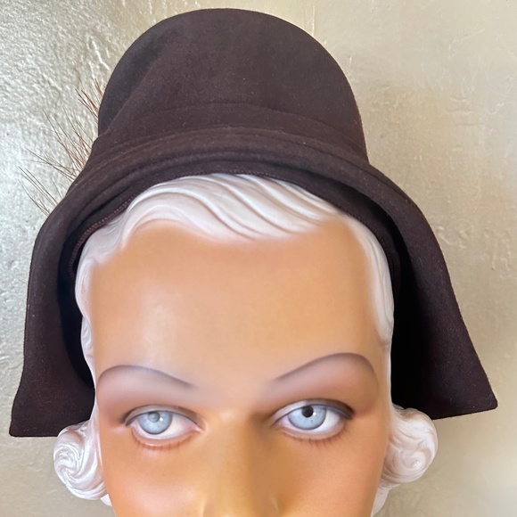 NOTABLE 1940s\' BROWN FELT \